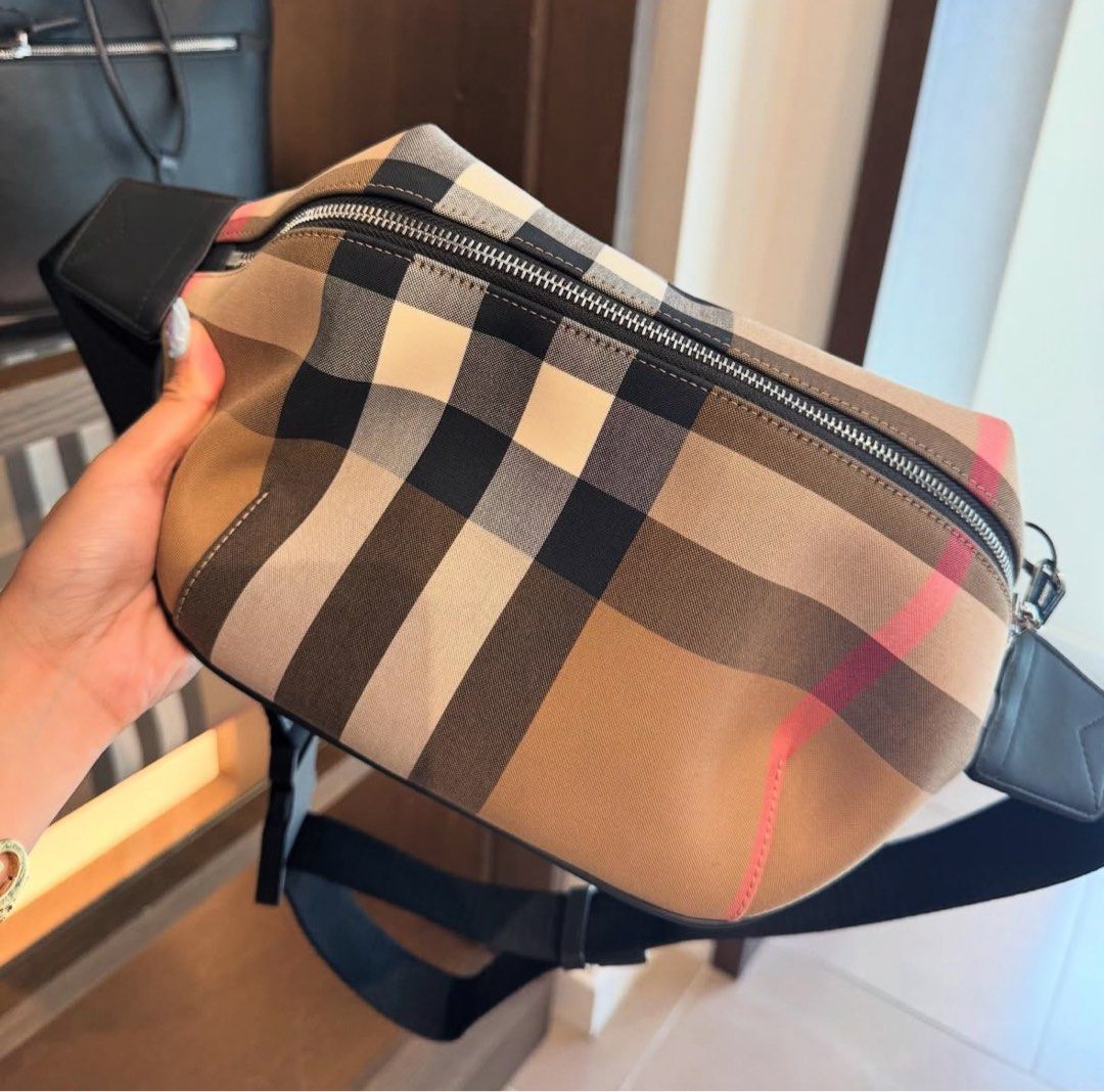 Burberry Belt Bag (Category: Luxury Bags & Wallets) located in Manila. Submitted by ig.deiclacio (Listing ID 1392382005, Image 1). Description: BLUE APP: WITH LABEL.PH VBR: 0995 785 0054.