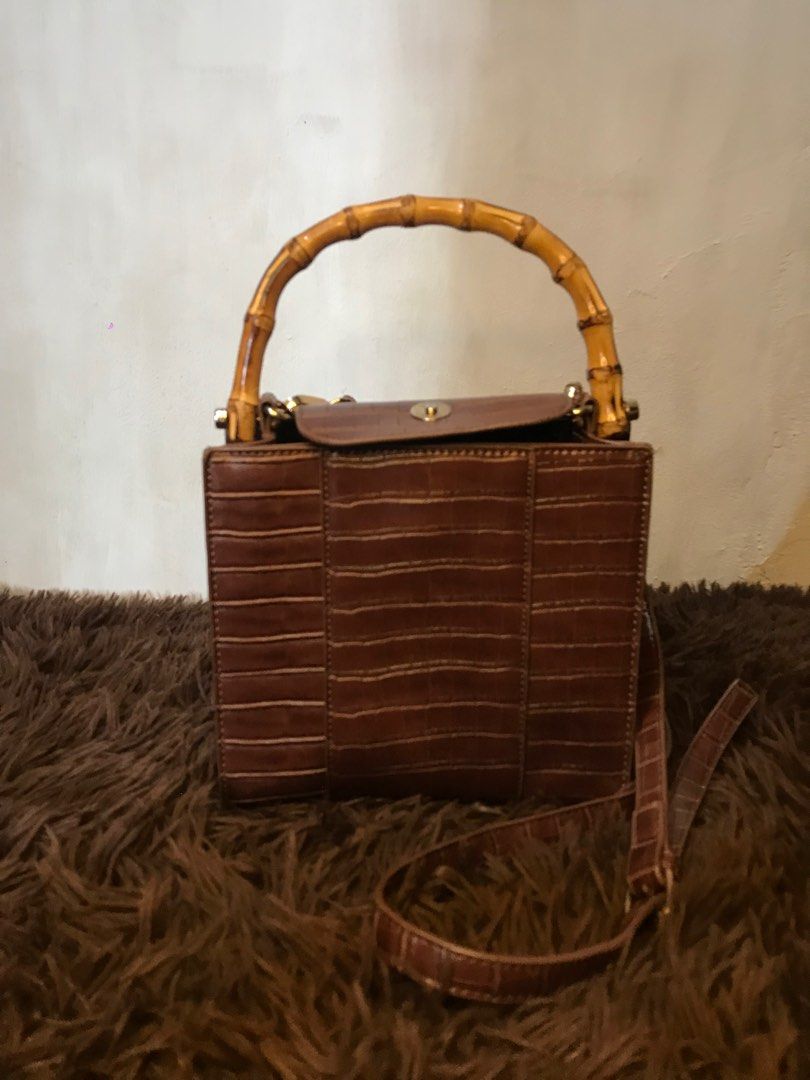 ✨CHICO AUTHENTIC HANDBAG✨ (Category: Luxury Bags & Wallets) located in Cebu City. Submitted by dopeanddiamonds (Listing ID 1392333774, Image 1). Description: 🔖Brown Leather with Wooden Handle Handbag 📌Color rate: 🔟/🔟🤩 📌Conditon: 🔟/🔟No damages Delivery methods 📦 - Maxim (around Cebu) - JNT (outside Cebu) 📥DM for more info 📍Lapu-Lapu City.
