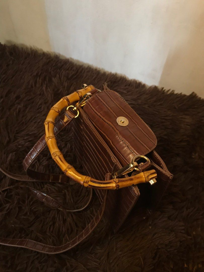 ✨CHICO AUTHENTIC HANDBAG✨ (Category: Luxury Bags & Wallets) located in Cebu City. Submitted by dopeanddiamonds (Listing ID 1392333774, Image 2). Description: 🔖Brown Leather with Wooden Handle Handbag 📌Color rate: 🔟/🔟🤩 📌Conditon: 🔟/🔟No damages Delivery methods 📦 - Maxim (around Cebu) - JNT (outside Cebu) 📥DM for more info 📍Lapu-Lapu City.