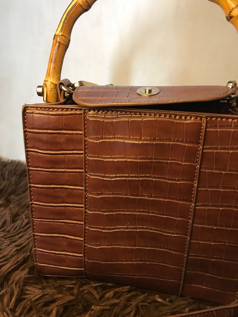 ✨CHICO AUTHENTIC HANDBAG✨ (Category: Luxury Bags & Wallets) located in Cebu City. Submitted by dopeanddiamonds (Listing ID 1392333774, Image 3). Description: 🔖Brown Leather with Wooden Handle Handbag 📌Color rate: 🔟/🔟🤩 📌Conditon: 🔟/🔟No damages Delivery methods 📦 - Maxim (around Cebu) - JNT (outside Cebu) 📥DM for more info 📍Lapu-Lapu City.