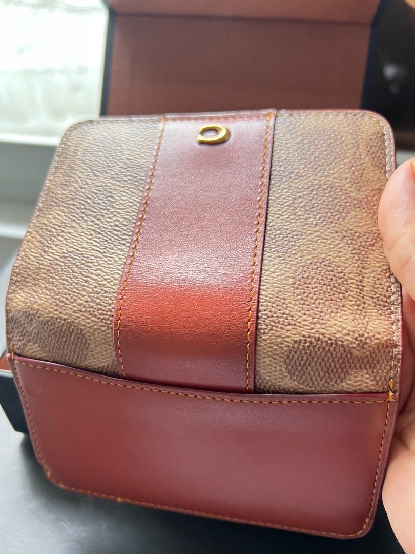 Coach Signature Wallet (Category: Luxury Bags & Wallets) located in Angeles City. Submitted by beautyforkeeps (Listing ID 1392373584, Image 3). Description: Brand new Coach Signature Wallet 💯🇺🇸 with box and ribbon Bought in boutique store not outlet..
