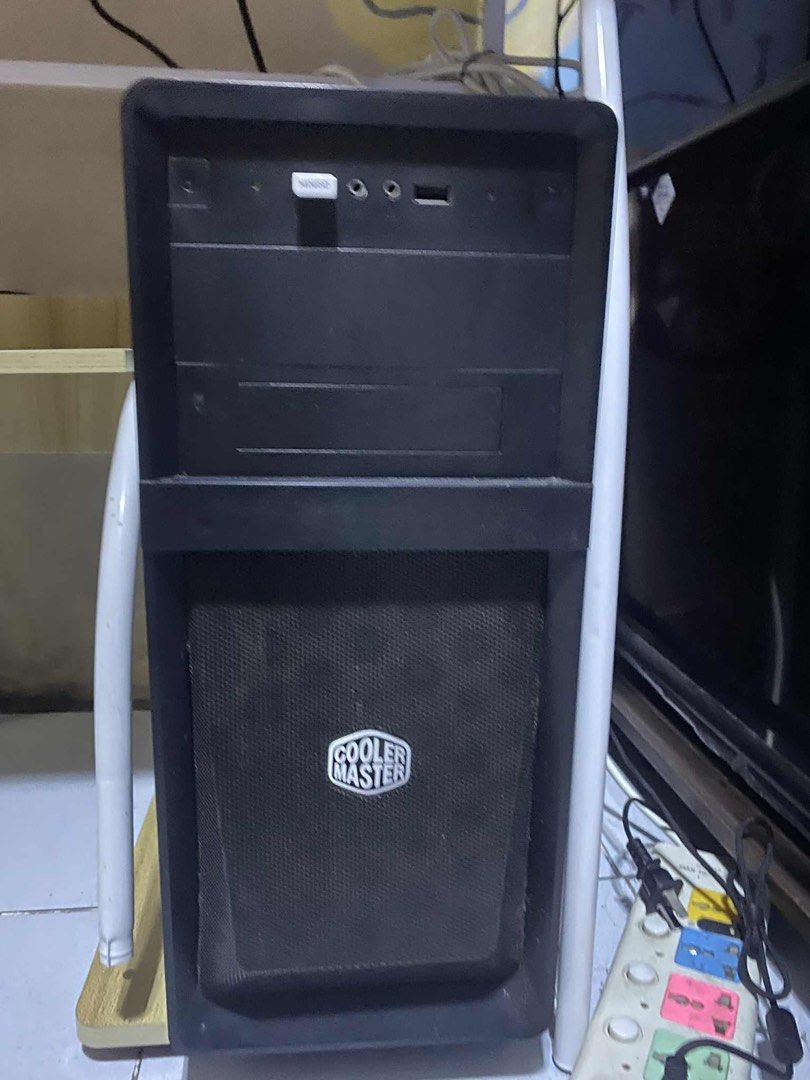 Computer set (Category: Desktops) located in Quezon City. Submitted by queerlady (Listing ID 1392368037, Image 3). Description: Includes: CPU Monitor Computer table Issue: minsan may thin line na lumalabas sa monitor screen Price 9k Location: Novaliches.
