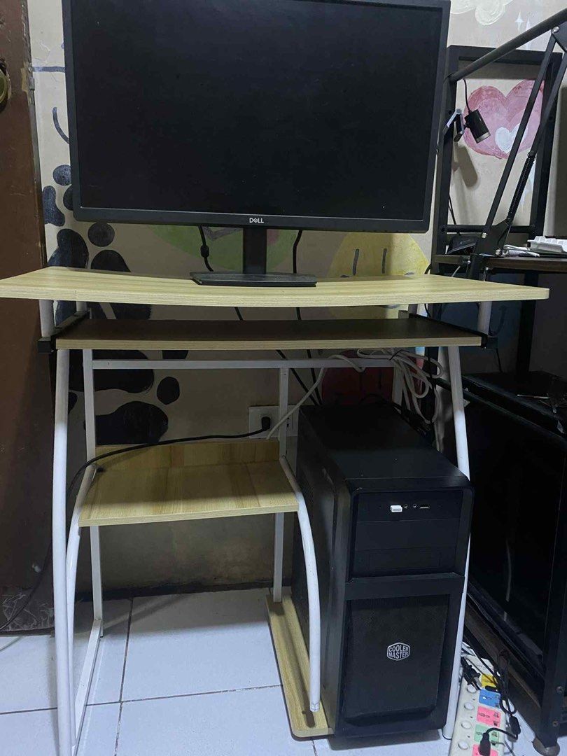 Computer set (Category: Desktops) located in Quezon City. Submitted by queerlady (Listing ID 1392368037, Image 1). Description: Includes: CPU Monitor Computer table Issue: minsan may thin line na lumalabas sa monitor screen Price 9k Location: Novaliches.