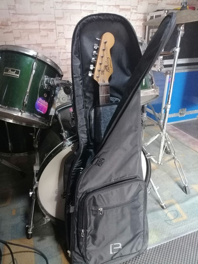Electric guitar case gig bag guitar softcase (Category: Musical Instruments) located in Quezon City. Submitted by newwhale.f1c027 (Listing ID 1392305202, Image 2). Description: P2500 Fb page BSAonlinestore Brandnew pick up Lagro fairview Q.C. or via delivery lalamove rider po. Delivery fee sagot po ni buyer.. Pwed din kayo ang mag book ng rider.. Color black Specs: -heavy duty Fabric & lining -Fully padded with 10mm -2 side safety clip. -Flat hea