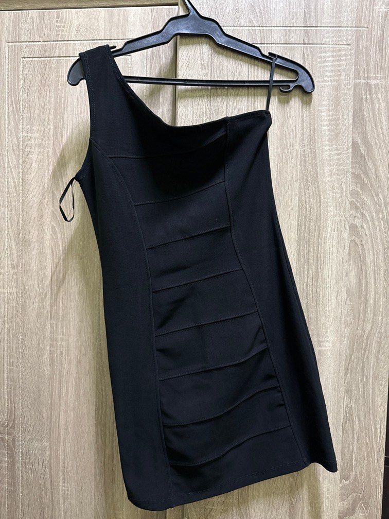 H&M One Shoulder Black Dress (Category: Dresses) located in Manila. Submitted by miiitch (Listing ID 1392420605, Image 1). Description: Tag was removed Can fit S-M.