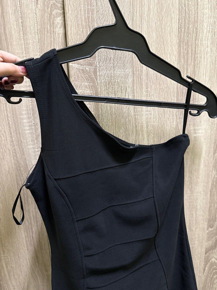 H&M One Shoulder Black Dress (Category: Dresses) located in Manila. Submitted by miiitch (Listing ID 1392420605, Image 2). Description: Tag was removed Can fit S-M.