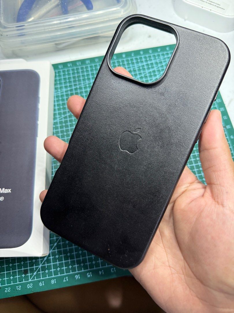 Iphone 16 promax magsafe leather case black (Category: Cases & Sleeves) located in Imus. Submitted by proj647 (Listing ID 1392409419, Image 3). Description: Slight dent issue no other issues. Malakas magsafe.
