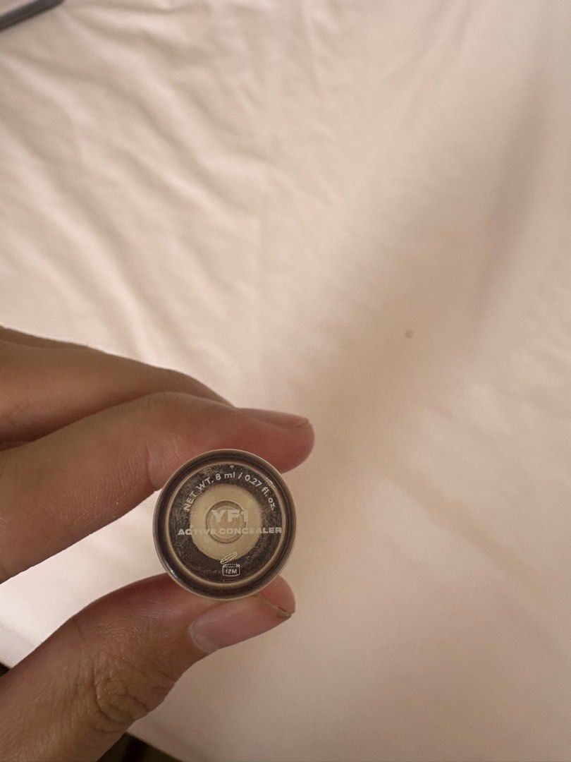 Issy Concealer (Category: Makeup) located in Manila. Submitted by dedeeeeeeeyyy (Listing ID 1392307783, Image 3). Description: .