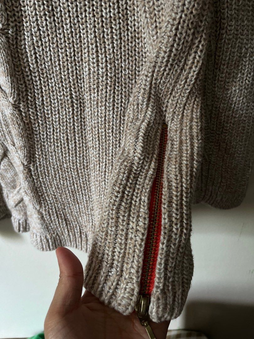 Knitted Sweat Shirt (Category: Longsleeves) located in Las Pinas. Submitted by dnse_ (Listing ID 1392321978, Image 2). Description: Excellent quality Swipe to see details 🤩 No damage can fit M-L Best for autumn/fall/ winter travels ☺️.
