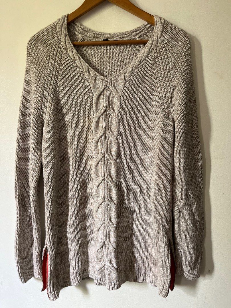 Knitted Sweat Shirt (Category: Longsleeves) located in Las Pinas. Submitted by dnse_ (Listing ID 1392321978, Image 3). Description: Excellent quality Swipe to see details 🤩 No damage can fit M-L Best for autumn/fall/ winter travels ☺️.