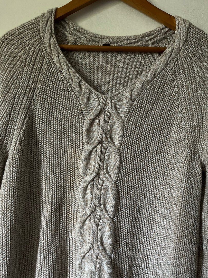 Knitted Sweat Shirt (Category: Longsleeves) located in Las Pinas. Submitted by dnse_ (Listing ID 1392321978, Image 1). Description: Excellent quality Swipe to see details 🤩 No damage can fit M-L Best for autumn/fall/ winter travels ☺️.