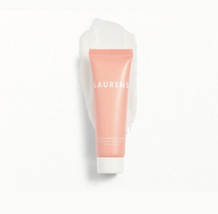 LAURENS Vanilla Almond Body Scrub 100ml (Category: Bath) located in Manila. Submitted by memorylanestore (Listing ID 1392306491, Image 1). Description: This body scrub effortlessly polishes your body to reveal radiant, glowing skin. Plus, it features aloe vera and vitamin C to help moisturize and improve dullness and skin discoloration. HOW RO USE: Massage the scrub onto your wet skin in the shower using small circular motions, then rinse off. In