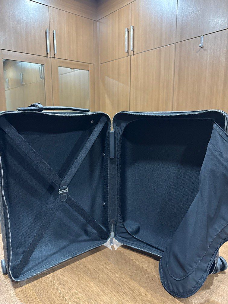 Louis Vuitton Luggage (Category: Luxury Bags & Wallets) located in Taguig. Submitted by pascual0914 (Listing ID 1392351174, Image 3). Description: Only unit Meet up in QC .