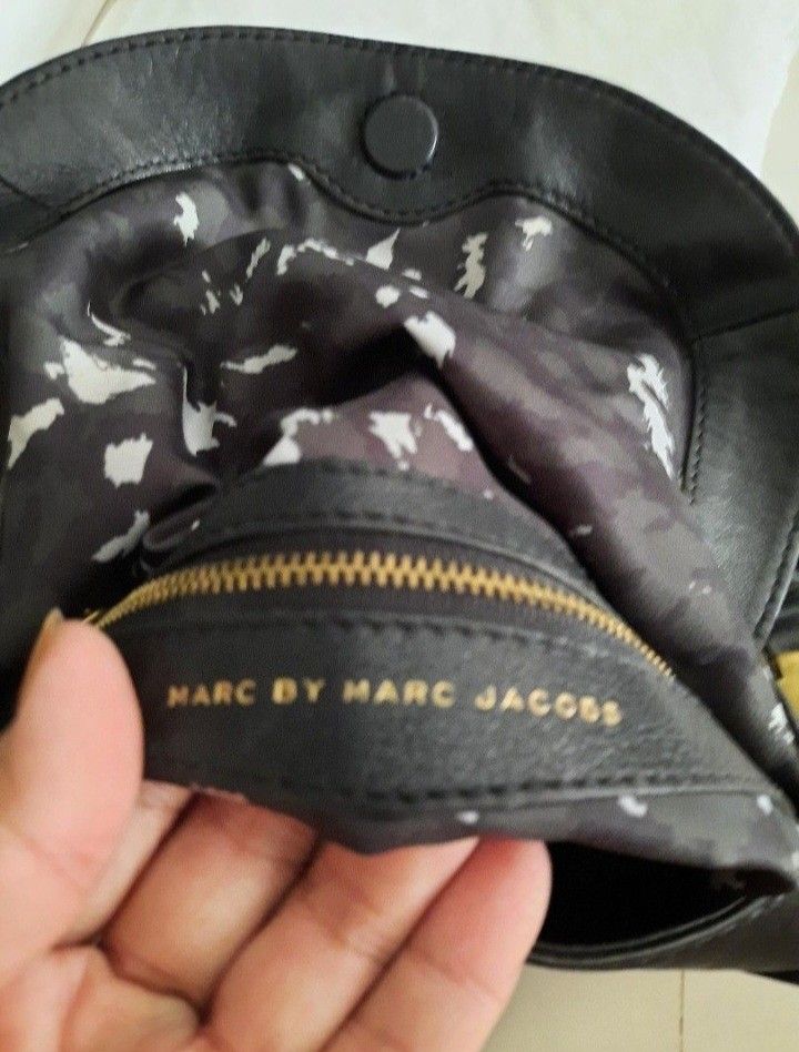 MARC JACOBs 2WAY BAG (Category: Luxury Bags & Wallets) located in Manila. Submitted by johnchel (Listing ID 1392488130, Image 3). Description: preloved good condition leather gold hardwares.