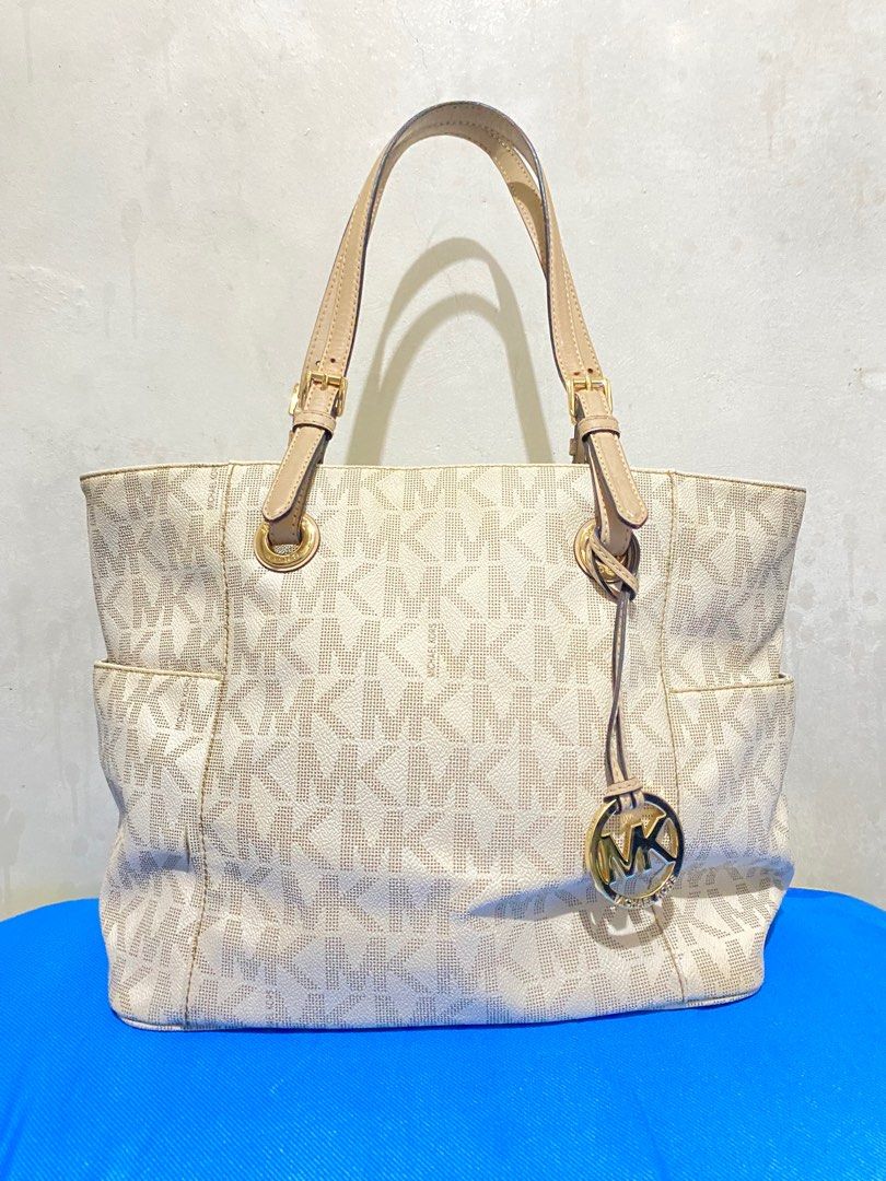 Michael Kors Tote Bag (Category: Luxury Bags & Wallets) located in Quezon City. Submitted by javaaaaa (Listing ID 1392355769, Image 1). Description: Authentic; Purchased from Rustans Makati Only issue: With slash, but on outer pocket only.