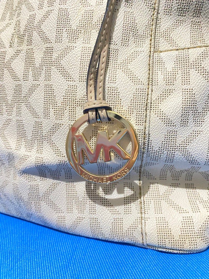 Michael Kors Tote Bag (Category: Luxury Bags & Wallets) located in Quezon City. Submitted by javaaaaa (Listing ID 1392355769, Image 2). Description: Authentic; Purchased from Rustans Makati Only issue: With slash, but on outer pocket only.