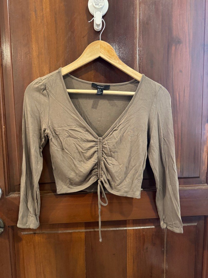 Original F21 Longsleeve Top (Category: Longsleeves) located in Quezon City. Submitted by phloemxylem (Listing ID 1392383205, Image 1). Description: Color: Moss Green Size: Medium on tag .