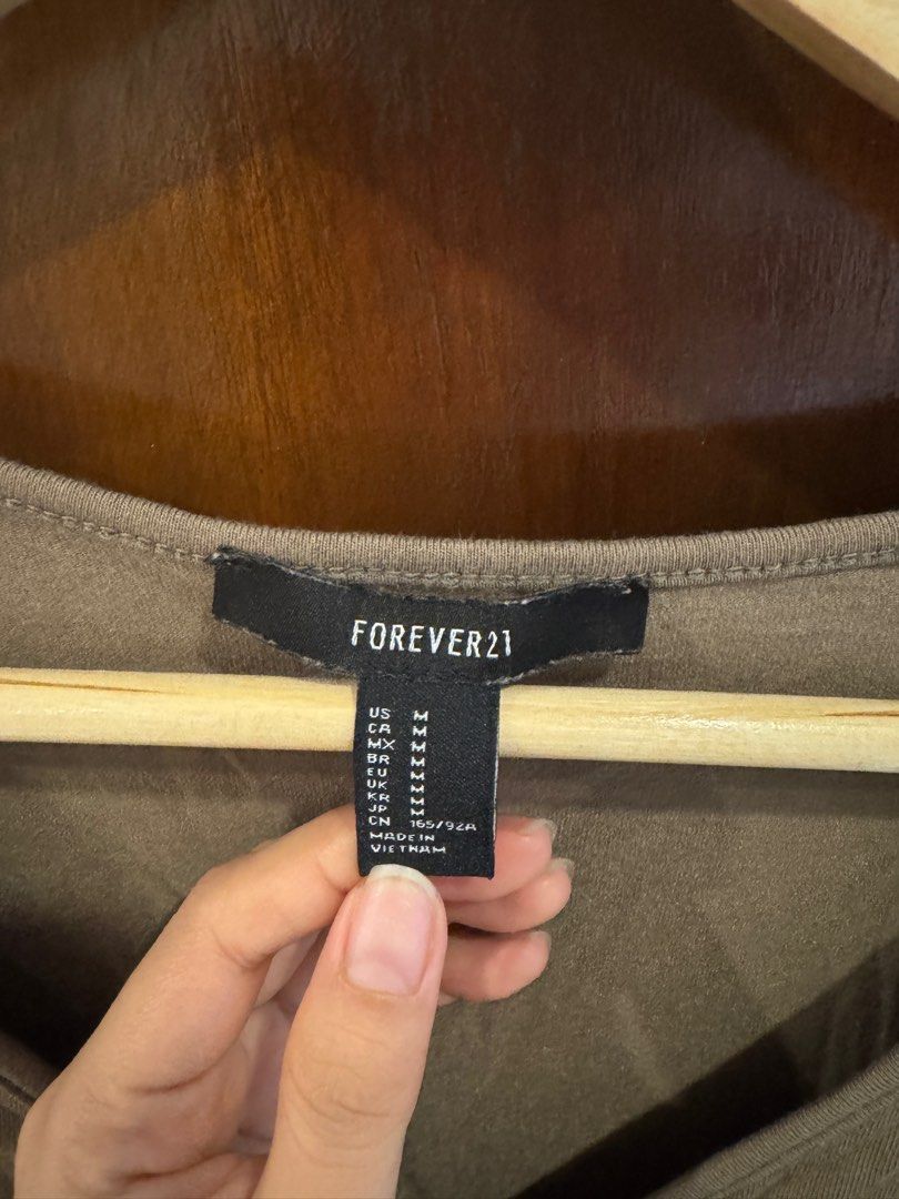 Original F21 Longsleeve Top (Category: Longsleeves) located in Quezon City. Submitted by phloemxylem (Listing ID 1392383205, Image 2). Description: Color: Moss Green Size: Medium on tag .