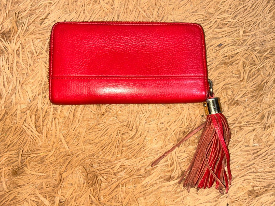See by Chloé Wallet (Category: Wallets & Card holders) located in Las Pinas. Submitted by summerrsault (Listing ID 1392473427, Image 2). Description: Red dm for more pics of condition nego .