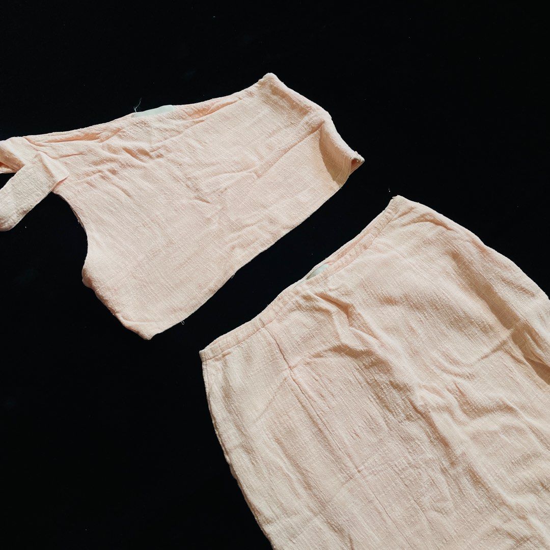 undo studio peach pink linen set (Category: Sets or Coordinates) located in Manila. Submitted by wakeuplittlerosebud (Listing ID 1392383499, Image 3). Description: tie top and skirt set! has signs of usage so pls manage expectations. photos of flaws are posted. not lined so recommended that you wear nude underwear. selling low! 350 for the entire set. best fits xs-s. no longer fits me .