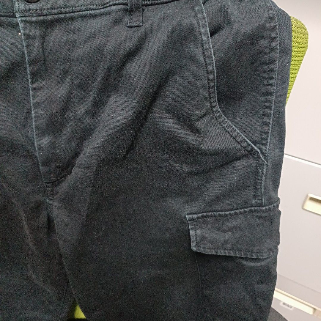 Uniqlo Cargo Smart Pants (Category: Jeans) located in San Juan City. Submitted by ag0807 (Listing ID 1392450804, Image 2). Description: Uniqlo Cargo Smart Pants color black size: 30 small in Good condition slight negotiable.