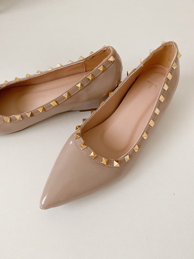 Venalisa Pointed Internal Wedge Heels (4 CM) (Category: Flats & Sandals) located in Dasmarinas. Submitted by molimoon (Listing ID 1392438887, Image 2). Description: KINDLY READ EVERYTHING. Please message me for more quiries! Item: Venelisa Pointed Internal Wedge Heels Color: Nude Size: 25CM | US size 9 | EU size 40 Material: Glossy Note: Perfect for height increase in a secret way Condition: Never been use. Sinukat lang. Still comes with a box RF