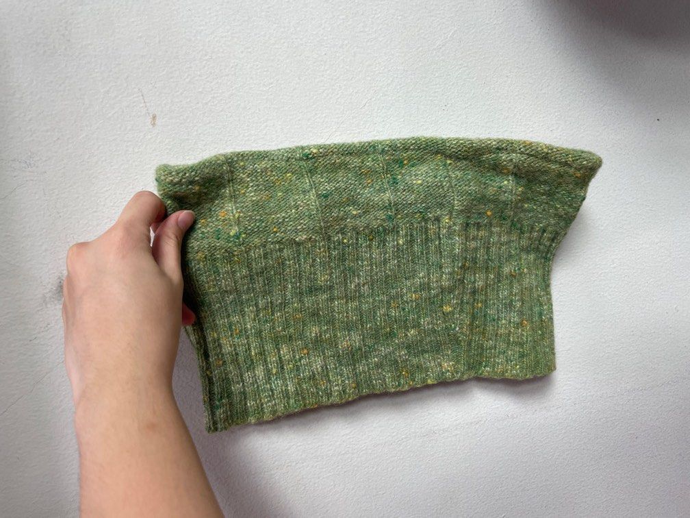 Vin the Line Knit Crop Top (Category: Sleeveless) located in Quezon City. Submitted by ag.decluttering (Listing ID 1392369213, Image 1). Description: .