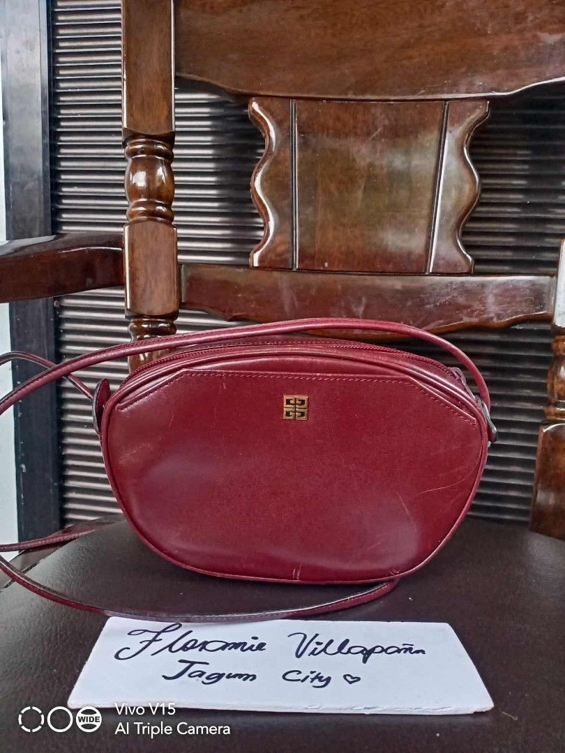Vintage Givenchy (Category: Luxury Bags & Wallets) located in Tagum. Submitted by janmarion049706 (Listing ID 1392413914, Image 2). Description: with flaws sa loob tinanggal Ang lining kasya phone bawal s maselan.