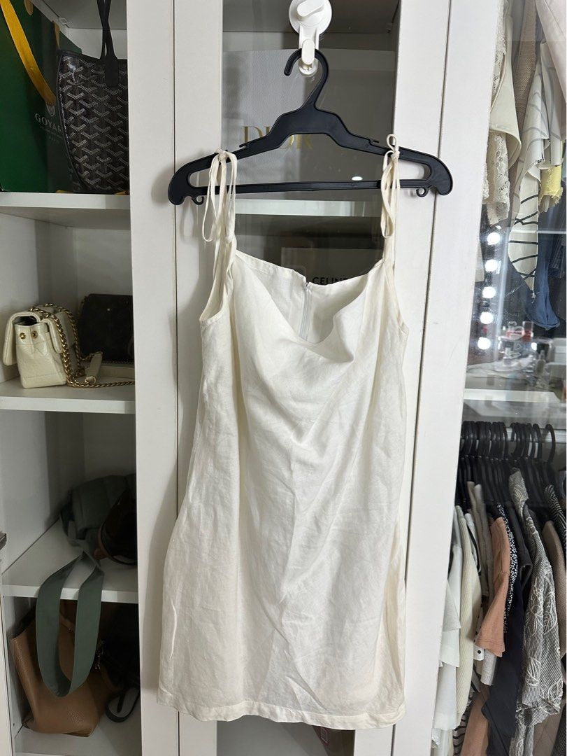White Linen Dress (Category: Dresses) located in Paranaque City. Submitted by giatorres (Listing ID 1392475926, Image 1). Description: Note: with brown stains.