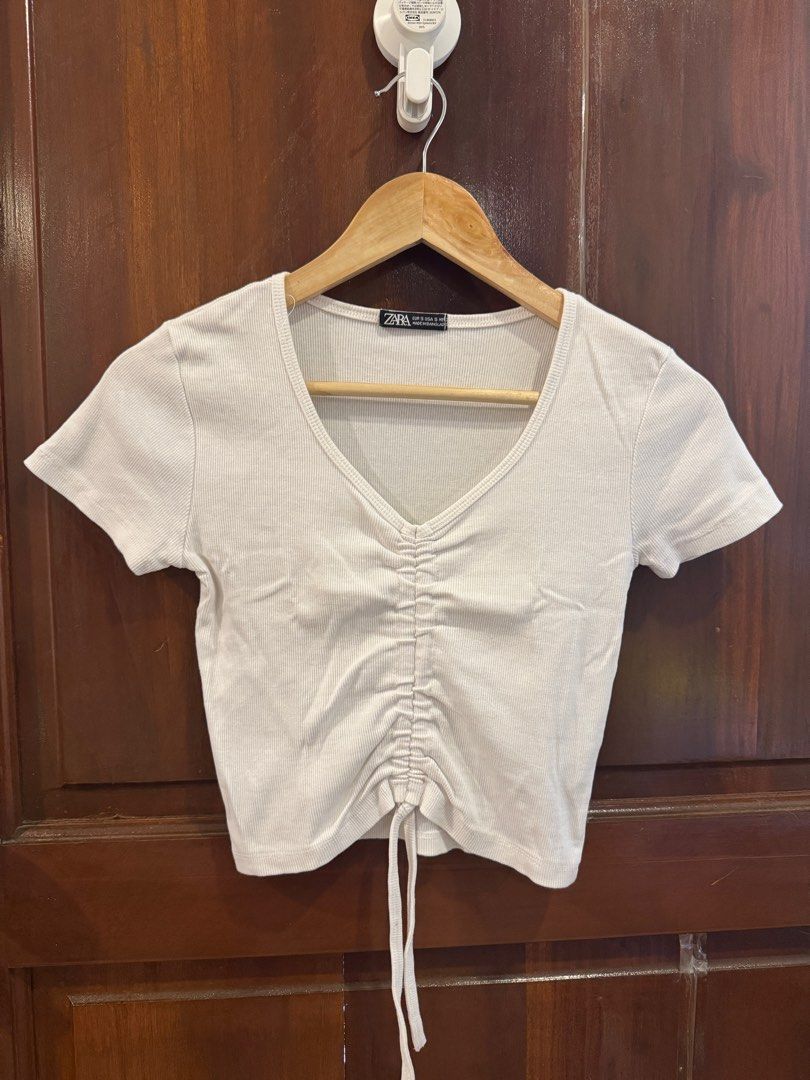 Women’s Croptop (Category: Shirts) located in Quezon City. Submitted by phloemxylem (Listing ID 1392384002, Image 1). Description: Color: White Size: Small.
