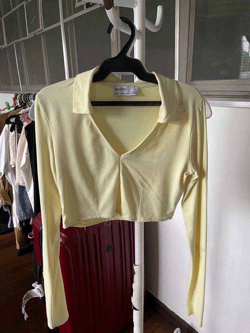 Bershka long sleeves cropped top (Category: Longsleeves) located in Manila. Submitted by azishops (Listing ID 1392549214, Image 1). Description: Size: small.