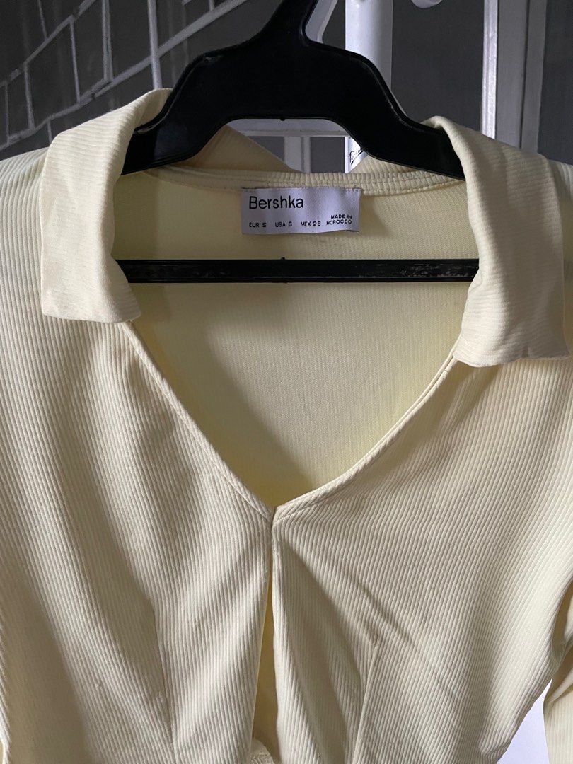 Bershka long sleeves cropped top (Category: Longsleeves) located in Manila. Submitted by azishops (Listing ID 1392549214, Image 2). Description: Size: small.