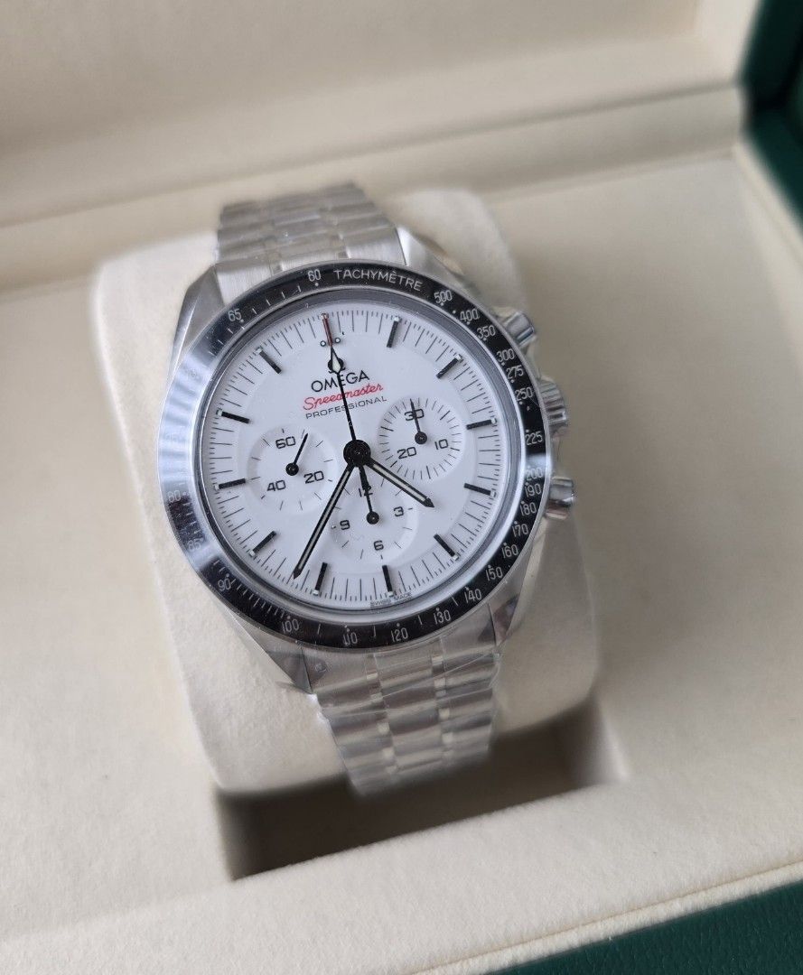 BNEW Omega Speedmaster 42mm White (Category: Luxury Watches) located in Mandaluyong City. Submitted by 88nac (Listing ID 1392526992, Image 1). Description: 488k Slightly Negotiable NEW Sept 2025 Omega Speedmaster 3861 White Dial Full set 10/10 condition Brand new All complete PM for inquiries.