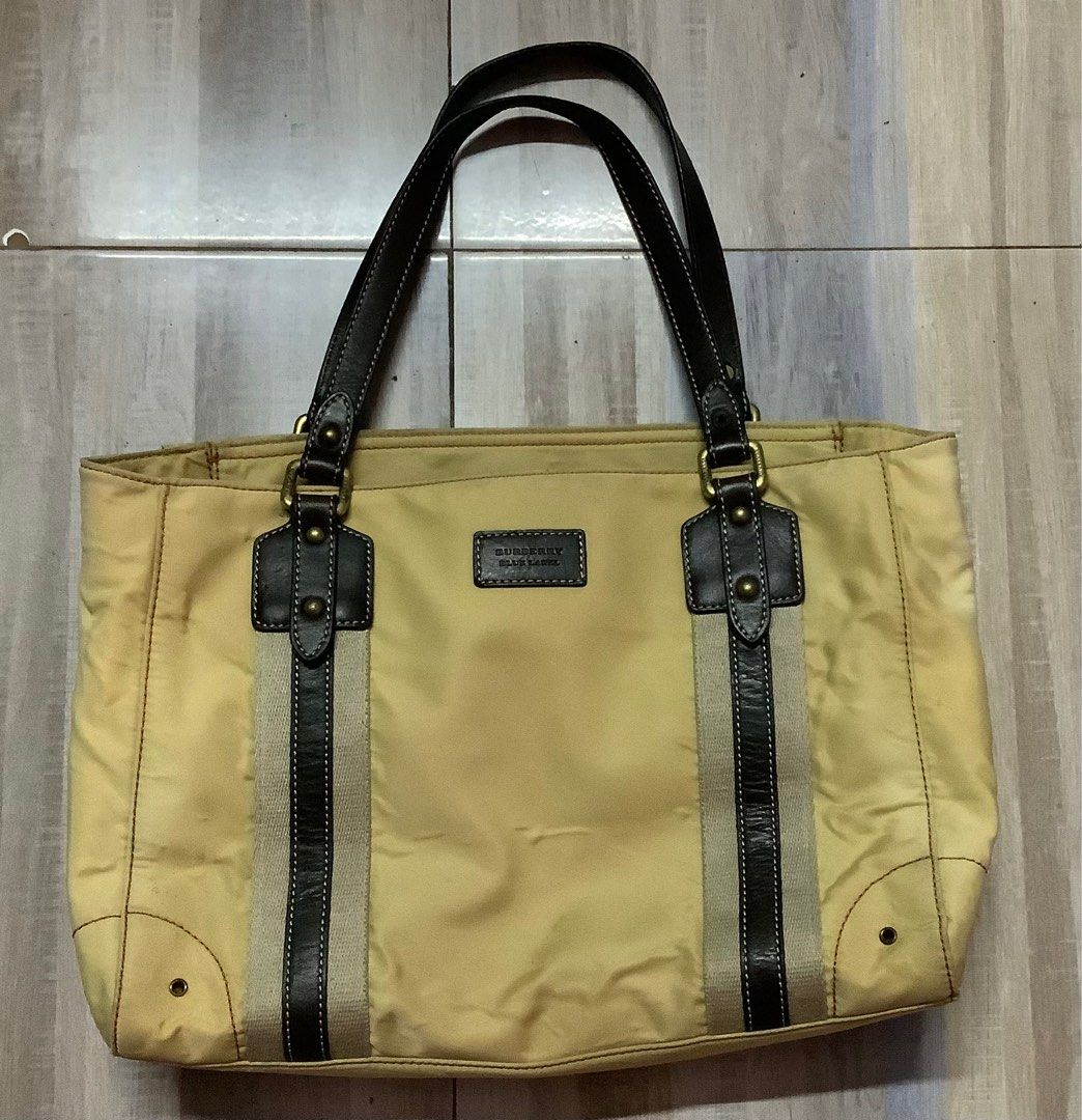 Burberry nylon blue label bag (Category: Luxury Bags & Wallets) located in Plaridel. Submitted by hiyas_ (Listing ID 1392573556, Image 2). Description: Burberry nylon blue label bag Issue: signs of usage, faded colors stains and bubbles sa nylon nya. Bukod dun wala naman napo Price: 800 shipped Malolos, Bulacan area..
