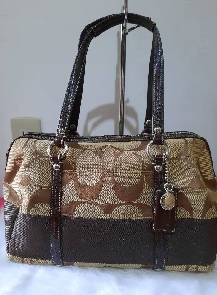 COACH BAG doctor bag Orig. (Category: Luxury Bags & Wallets) located in Manila. Submitted by johnchel (Listing ID 1392642471, Image 1). Description: preloved good condition canvas.
