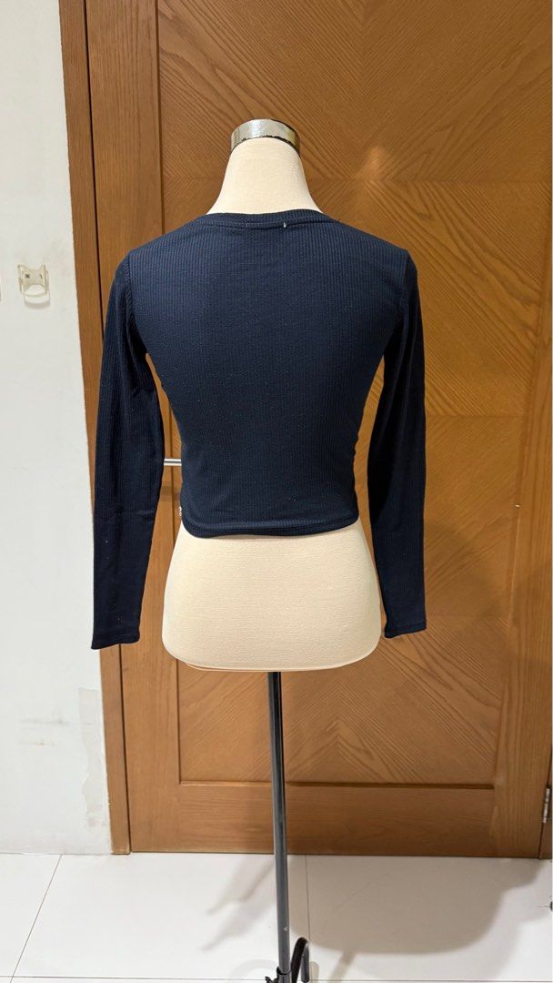 Cotton On Black Cropped Long Sleeves (Category: Longsleeves) located in Makati City. Submitted by elleydeclutters (Listing ID 1368699821, Image 2). Description: .