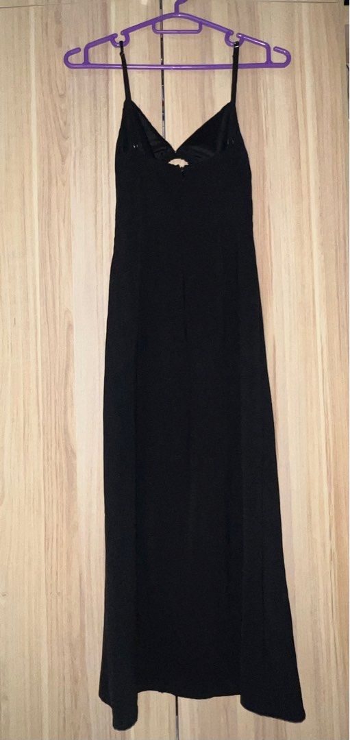 Forever 21 Long Black Dress (Category: Dresses) located in Quezon City. Submitted by spacecleanse (Listing ID 1392534930, Image 3). Description: Only used 1-2x (Orig price: around 2k) Brand: F21 Still in good condition and with lining inside DM for other pictures / when worn Rfs: decluttering Best fits petite (my height is 4’11 & fits perfectly) Shipping c/o buyer (grabexpress/J&T).