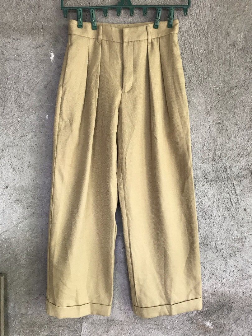 GU Wide Pleated Pants (Category: Other Bottoms) located in San Jose del Monte. Submitted by _elll (Listing ID 1392618549, Image 1). Description: GU Wide Pleated Pants Small on tag Good Condition Issue: cut tag 499 + sf 📍San Jose Del Monte, Bulacan.