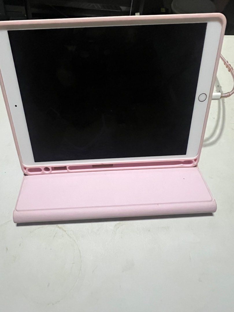 Broken iPad Pro 10.5” 512gb + Cellular (Category: Laptops & Notebooks) located in Quezon City. Submitted by purpleparrot (Listing ID 1392621729, Image 3). Description: Broken.