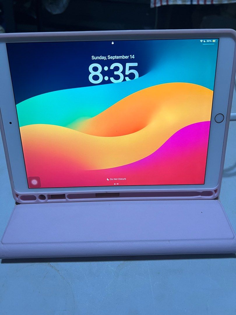 Broken iPad Pro 10.5” 512gb + Cellular (Category: Laptops & Notebooks) located in Quezon City. Submitted by purpleparrot (Listing ID 1392621729, Image 1). Description: Broken.