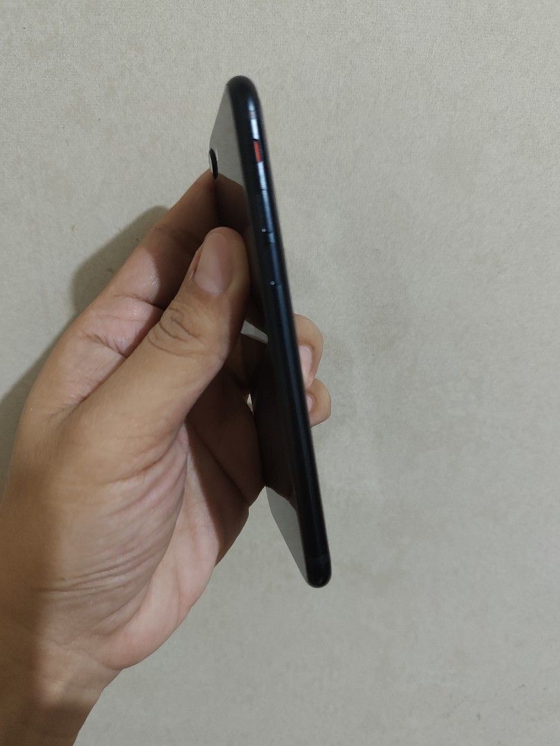 Iphone Se 3rd gen 2022 64gb (Category: iPhone SE Series) located in Quezon City. Submitted by unboxingtito (Listing ID 1392678685, Image 2). Description: includes box and 3 cases.