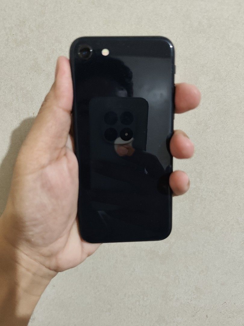 Iphone Se 3rd gen 2022 64gb (Category: iPhone SE Series) located in Quezon City. Submitted by unboxingtito (Listing ID 1392678685, Image 3). Description: includes box and 3 cases.