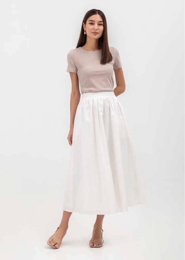 LAB basic round neck top (Category: Shirts) located in Singapore. Submitted by windandwaves (Listing ID 1392632422, Image 1). Description: - basic round neck tee - made with double lined stretchy knit fabric - no tag, hand washed, not worn Size S Chest 15.5-17” Shoulder 14” Length 21.5” Selling as it does not fit me.