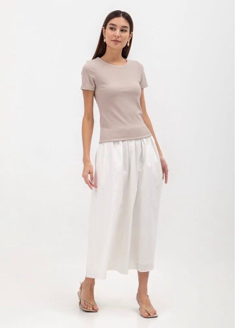 LAB basic round neck top (Category: Shirts) located in Singapore. Submitted by windandwaves (Listing ID 1392632422, Image 4). Description: - basic round neck tee - made with double lined stretchy knit fabric - no tag, hand washed, not worn Size S Chest 15.5-17” Shoulder 14” Length 21.5” Selling as it does not fit me.