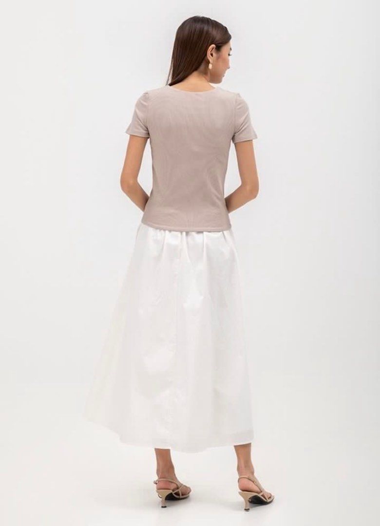 LAB basic round neck top (Category: Shirts) located in Singapore. Submitted by windandwaves (Listing ID 1392632422, Image 3). Description: - basic round neck tee - made with double lined stretchy knit fabric - no tag, hand washed, not worn Size S Chest 15.5-17” Shoulder 14” Length 21.5” Selling as it does not fit me.