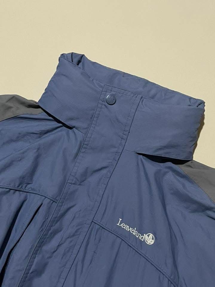 Leaveland Windbreaker (tnf vibes) (Category: Coats, Jackets and Outerwear) located in Santa Rita. Submitted by jemapron (Listing ID 1392636994, Image 2). Description: Leaveland windbreaker (tnf vibes) • Width: 21 • Length: 27 • Size: Fits M, XS on tag • Color rate: 9/10 • Details: No issue packable hood w/ complete tags • Excellent condition 👌🏽 📌 Just add a minimal fee for shipping.