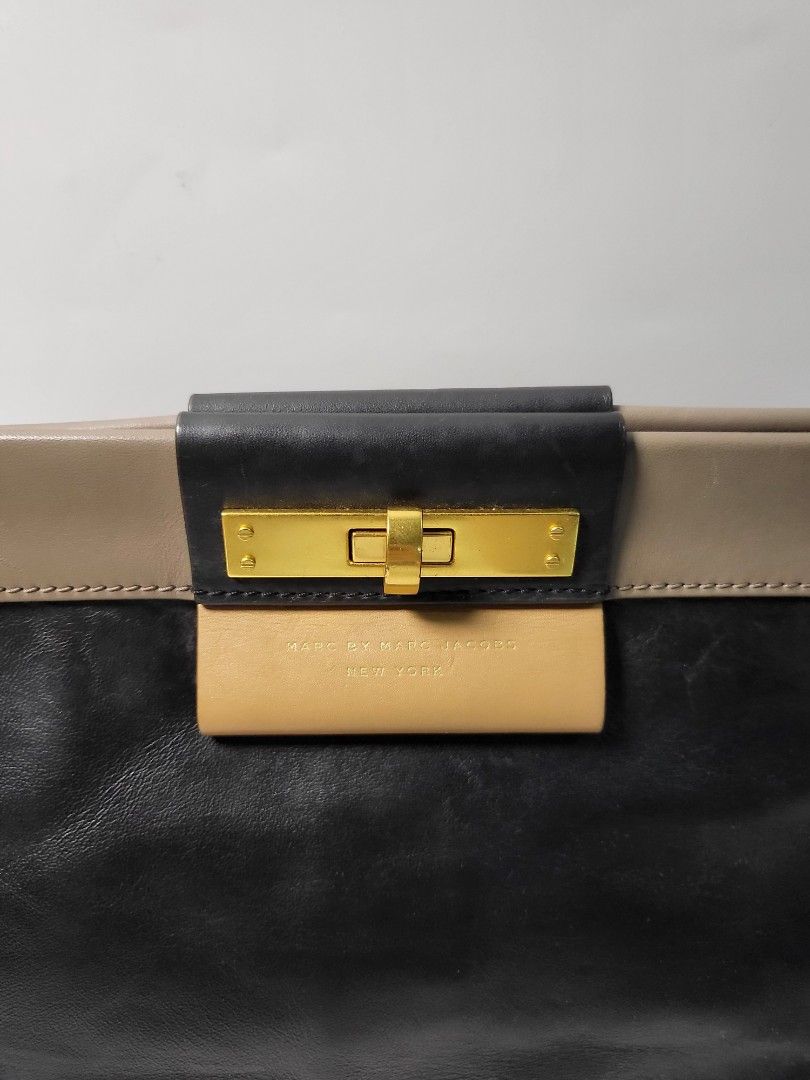 Marc Jacobs Clutch Bag (Category: Luxury Bags & Wallets) located in San Fernando. Submitted by kayemanalac_05 (Listing ID 1392576897, Image 3). Description: .