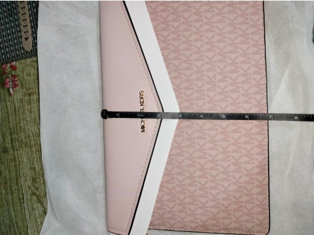 MK envelope clutch bag (Category: Luxury Bags & Wallets) located in Rizal. Submitted by jhabs072 (Listing ID 1392545223, Image 2). Description: FOR SURE BUYER ONLY WAG MAG SEEN PAG NAENTERTAIN NA NG SELLER.