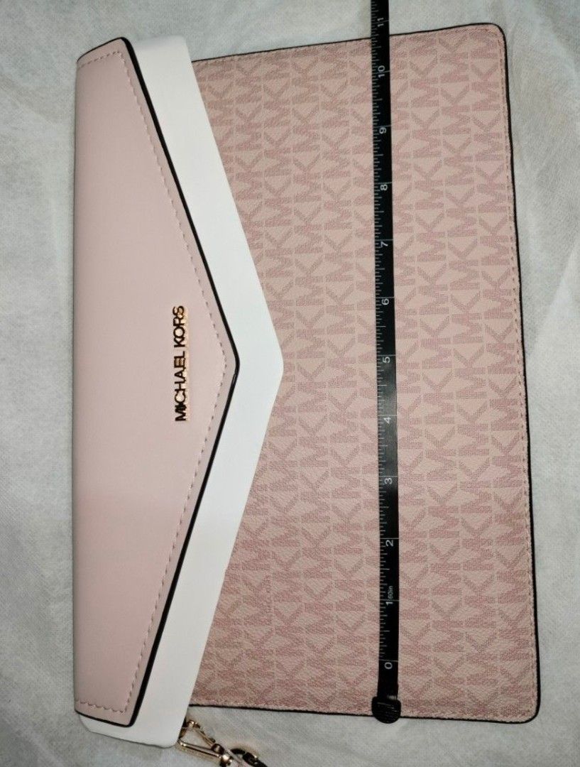 MK envelope clutch bag (Category: Luxury Bags & Wallets) located in Rizal. Submitted by jhabs072 (Listing ID 1392545223, Image 3). Description: FOR SURE BUYER ONLY WAG MAG SEEN PAG NAENTERTAIN NA NG SELLER.