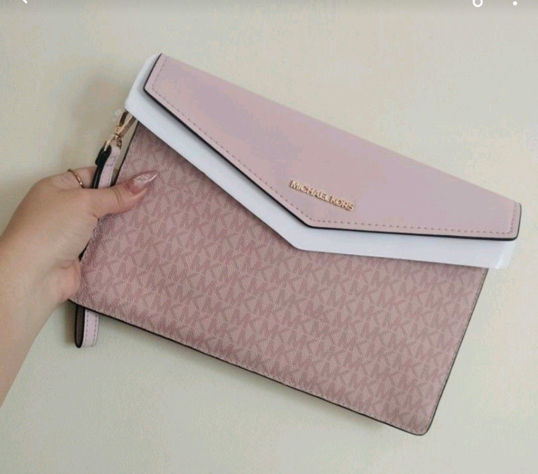 MK envelope clutch bag (Category: Luxury Bags & Wallets) located in Rizal. Submitted by jhabs072 (Listing ID 1392545223, Image 1). Description: FOR SURE BUYER ONLY WAG MAG SEEN PAG NAENTERTAIN NA NG SELLER.